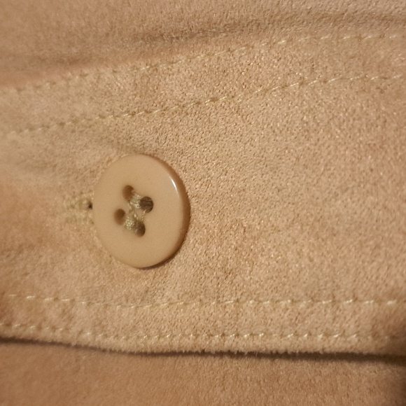 Soft Button-Up Shirt in Tan Classic vintage Classic with a comfortable loose fit - Picture 5 of 7